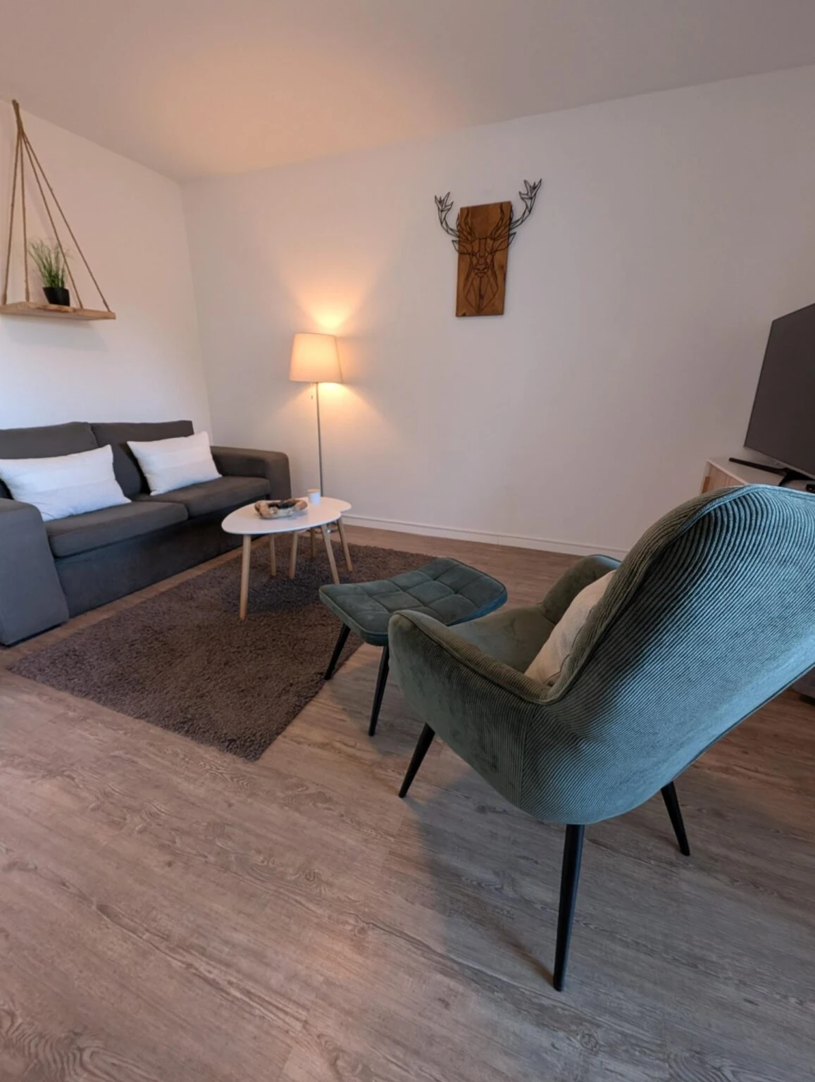 Heller Wohnbereich mit Sofa und Esstisch