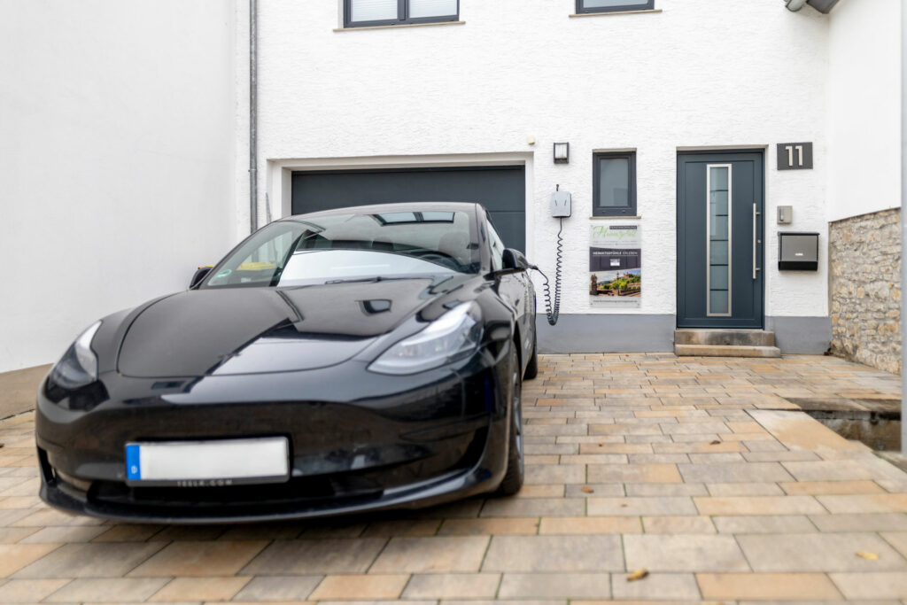 Eigener Parkplatz mit 11 kW Wallbox für E-Autos