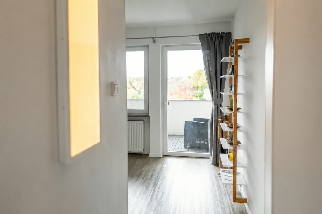 Wohnzimmer mit Blick auf den Balkon — Ferienwohnung Heimatgefühl in Rimpar
